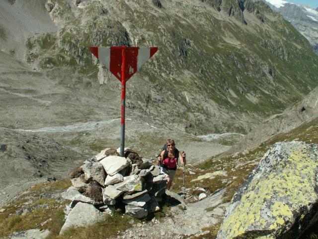 Mäusi erreicht die grosse Wegmarkierung auf 2485 m.ü.M.