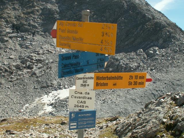 Wegweiser bei der Cavardiras Hütte