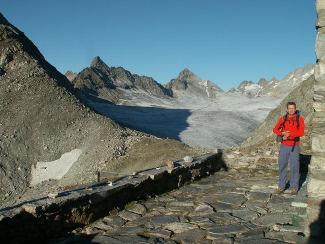 Franco am Morgen vor der Hütte