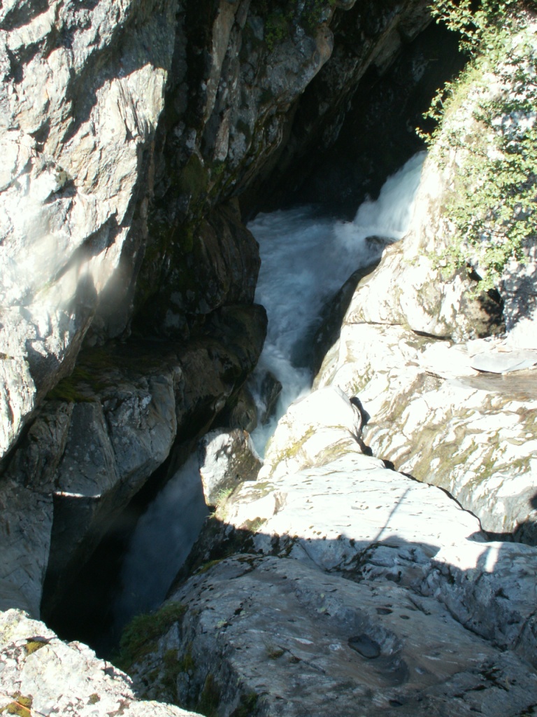 Überquerung einer kleinen romantischen Schlucht