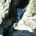 Überquerung einer kleinen romantischen Schlucht