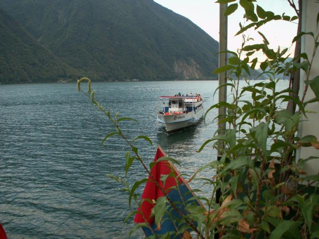 ein Schiff legt im Hafen von Gandria an