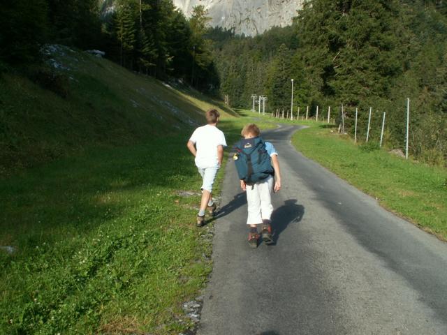 zuerst eine zeitlang der Strasse entlang