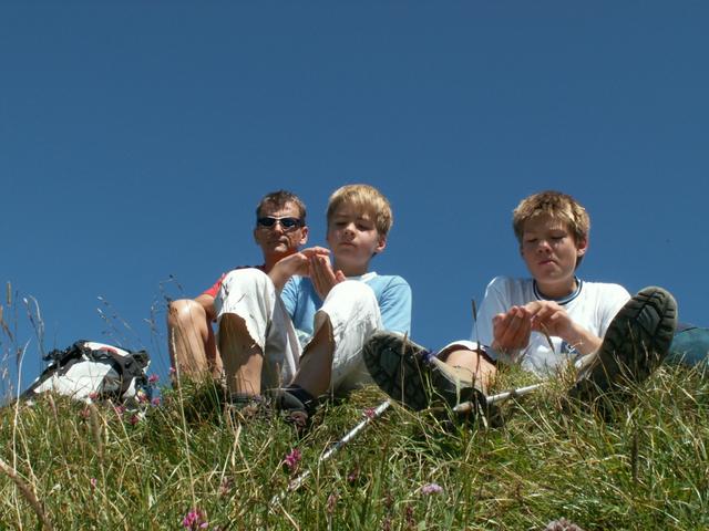 die Jungs knabbern Studentenfutter