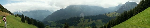 Breitbildfoto Hinter Sunnenalp, Rautispitz ist Wolken verhangen