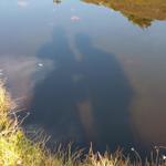 wir als Schatten im Bergweiher
