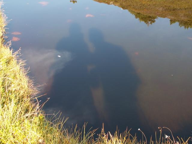 wir als Schatten im Bergweiher