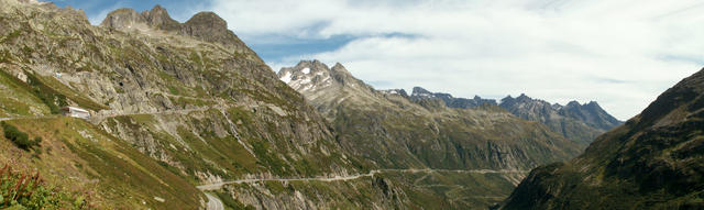 Breitbildfoto mit Blick Richtung Sustli- und Sewenhütte