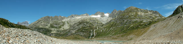 Breitbildfoto vor dem Steingletscher mit Fünffingerstöcke