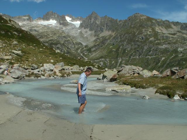 Franco läuft in der Schwemmebene des Gletscher