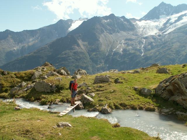 Franco überquert ein Bach kurz vor der Sewenhütte