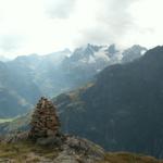 Steinmändli vor der Hütte, im Hintergrund der Sustenpass