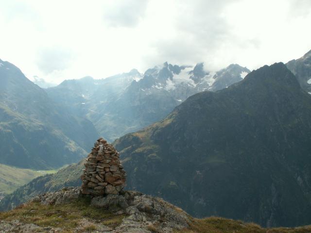 Steinmändli vor der Hütte, im Hintergrund der Sustenpass
