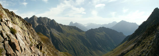 Breitbildfoto auf dem Rot Bergli mit Blick Richtung Gornerental