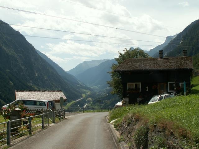 auf der Strasse geht es runter nach Gurtnellen Wiler