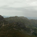 Breitbildfoto vom Chaiserstuel aus gesehen mit Brisen und Oberalper Grat