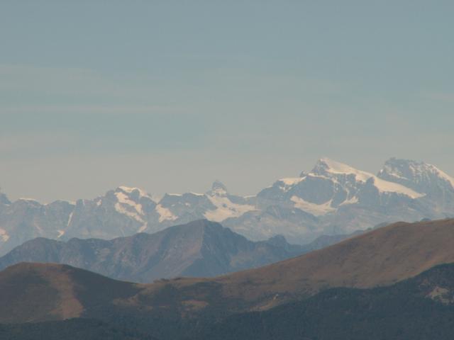 in der mitte das Matterhorn