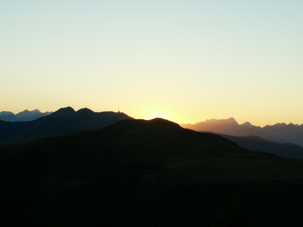 die Sonne geht hinter dem Monte Lema runter