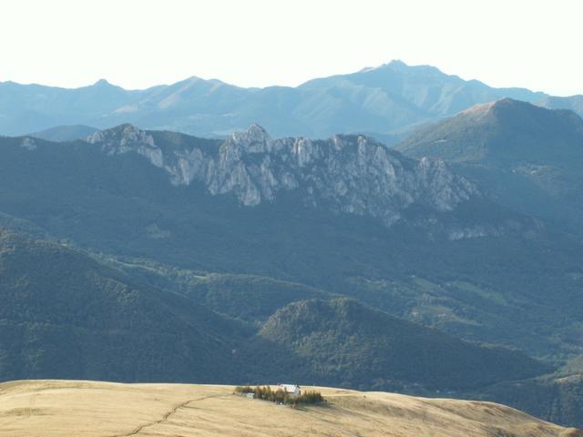 Capanna Monte Bar, im Hintergrund die Denti della Vecchia