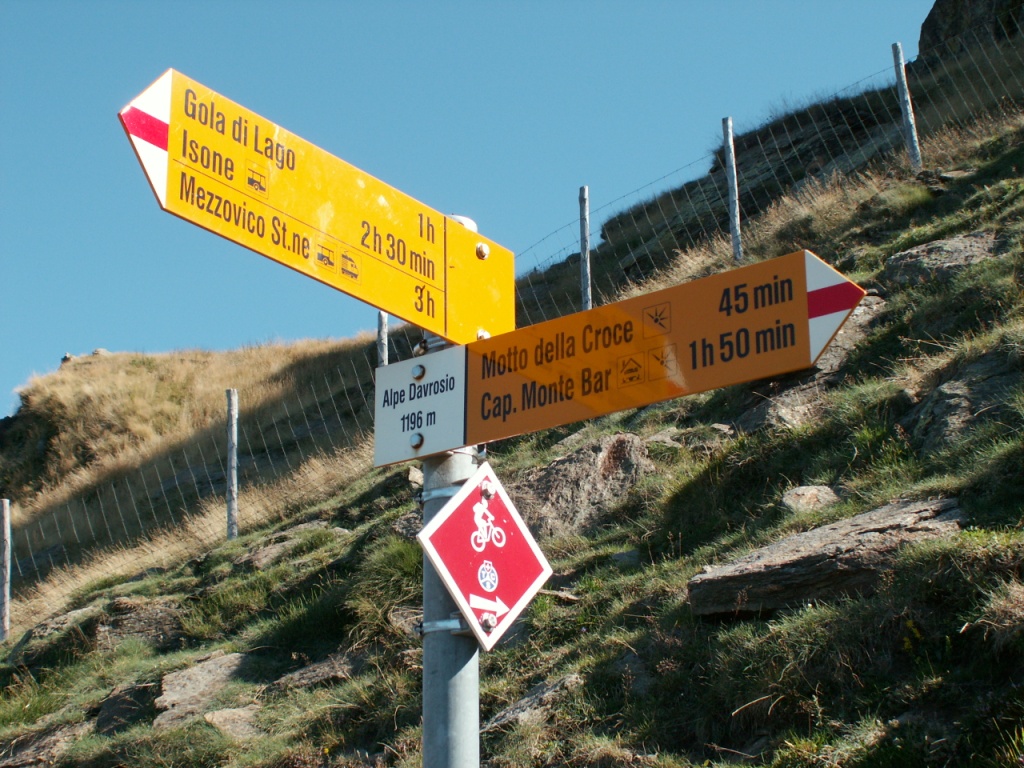 Wegweiser bei der Alpe Davrosio