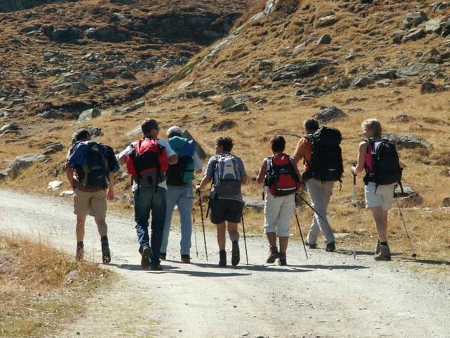 bei einem so breiten Wanderweg, kann man auch so laufen