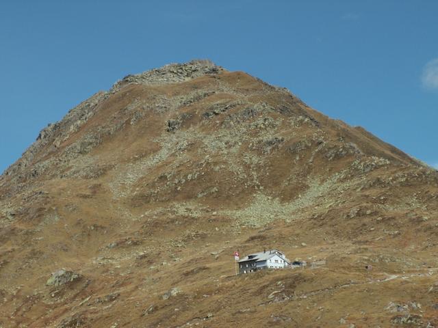 Maighels Hütte mit Piz Cavradi