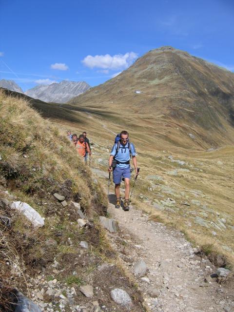 und übernimmt die Spitze