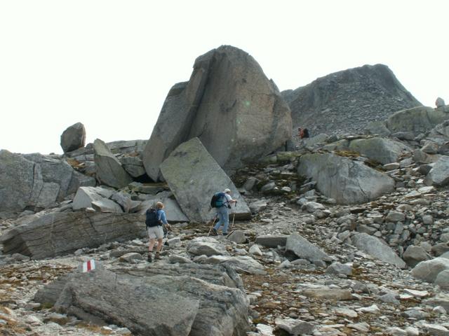 riesige Felsen säumen den Weg
