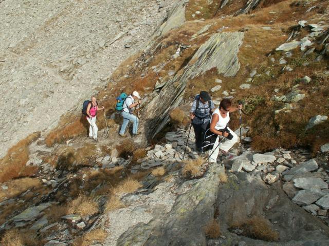 ohne murren nehmen alle den Aufstieg unter die Füsse