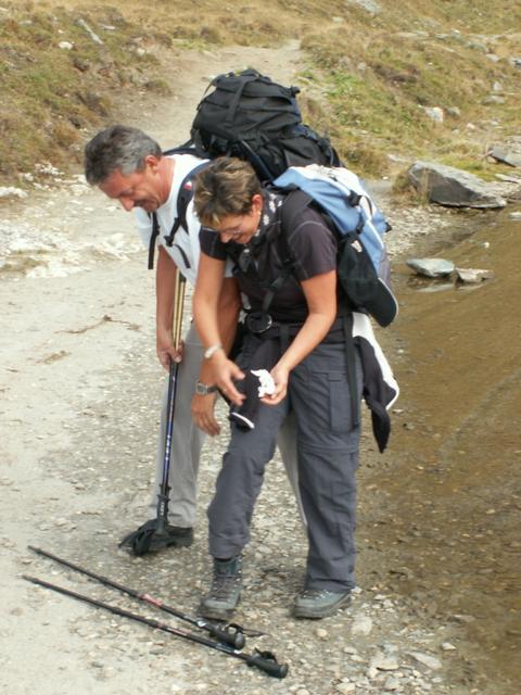 Vik hilft Marta wieder in die Schuhe