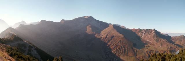 Breitbildfoto von Sareis aus mit Blick Richtung Augstenberg