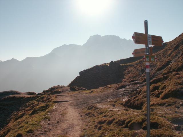 Wegweiser auf dem Sareiserjoch. Hier würde es runtergehen nach Nenziger Himmel