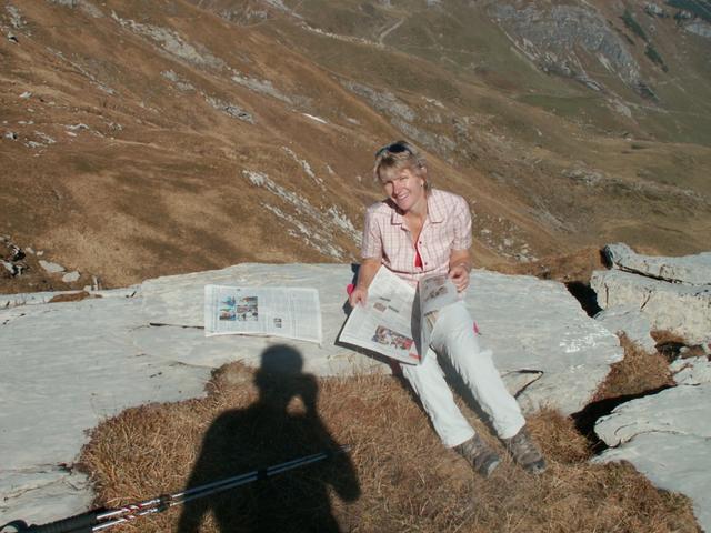 Mäusi liebt es Zeitung zu lesen