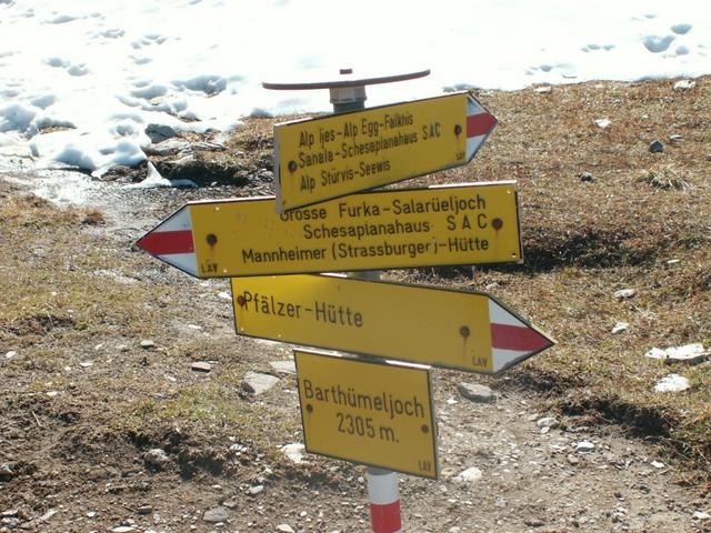 Wegweiser auf dem Barthümeljoch 2292 m.ü.M.