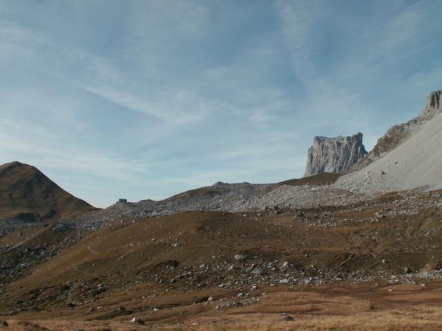 links Carschina Hütte, rechts der Drusenfluh