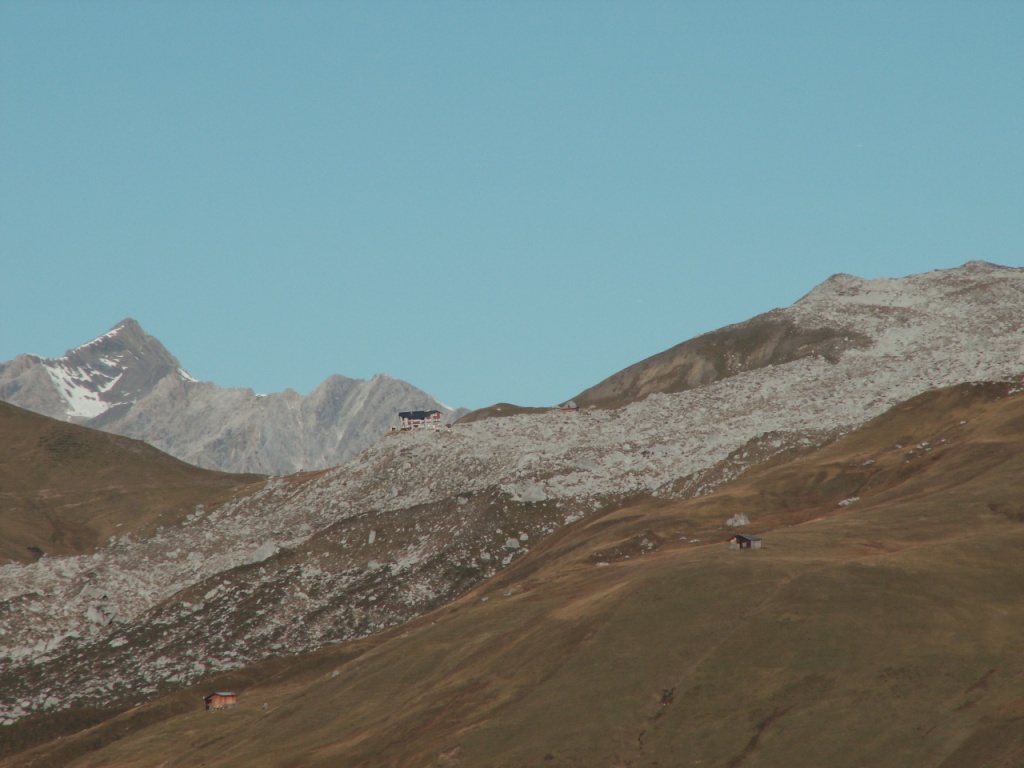 links die Schesaplana und die Carschina Hütte in der mitte