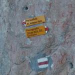 Wegweiser an der Felswand