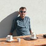 Franco geniesst den Kaffee und die Sonne