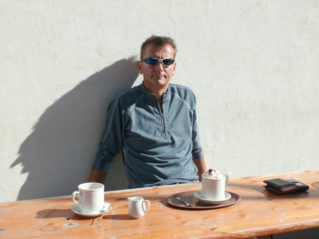 Franco geniesst den Kaffee und die Sonne