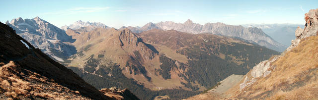 Breitbildfoto von der Schwarze Scharte mit Blick Richtung Lindauer Hütte