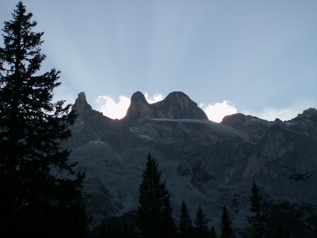 die Sonne geht hinter den drei Türmen runter