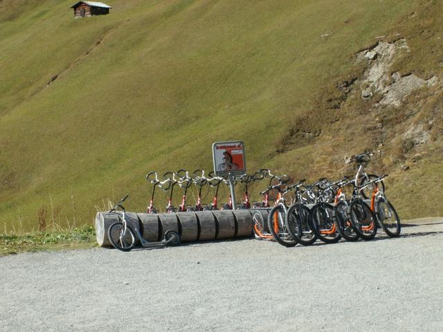 per Trottinett fahren wir nun runter nach St.Antönien