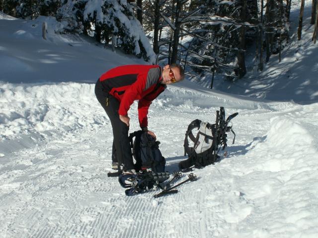 Franco macht die Schneeschuhe bereit