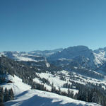 Breitbildfoto beim Hudelschijen 1520 m.ü.M. Richtung Hoch-Ybrig, Wasserberg und Schwyzer Alpen