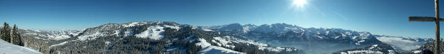 Breitbildfoto beim Hudelschijen 1520 m.ü.M. Richtung Hoch-Ybrig, Wasserberg und Schwyzer Alpen