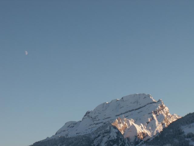 Wasserberg mit Mond