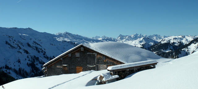 Breitbildfoto mit Berghütte