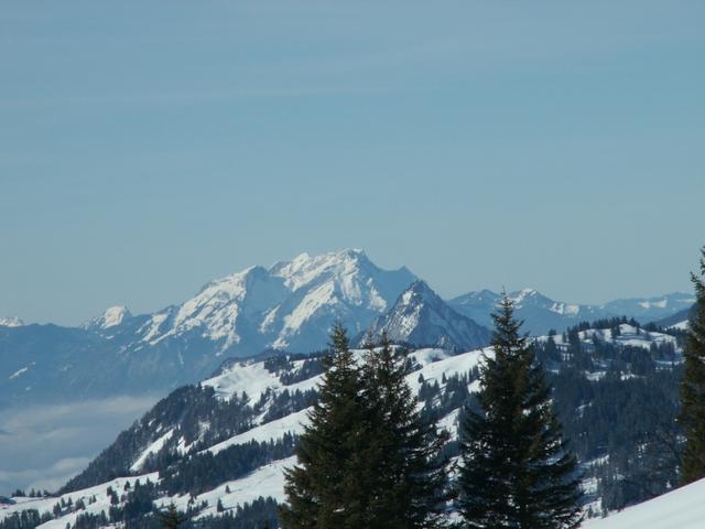 von weitem winkt der Pilatus uns zu