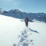 einsam ziehen wir unsere Spur im neuem Tiefschnee