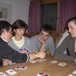 Martha erklärt das Spiel Skip-BO